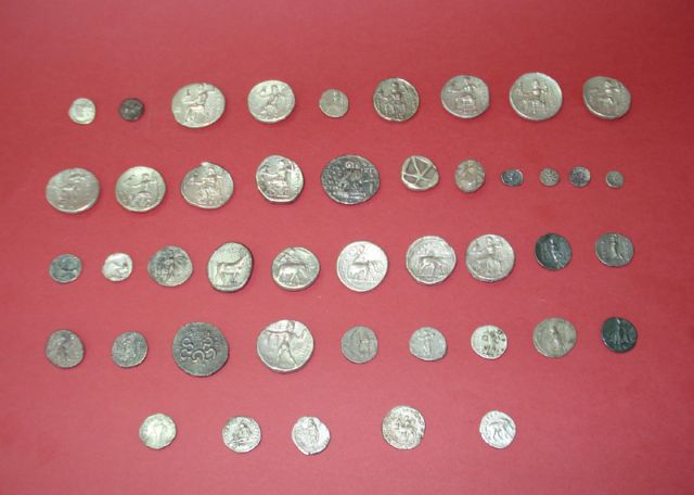 Δεκάδες αρχαία αντικείμενα σε κοσμηματοπωλείο στην Πτολεμαΐδα εντόπισε ο ΣΔΟΕ